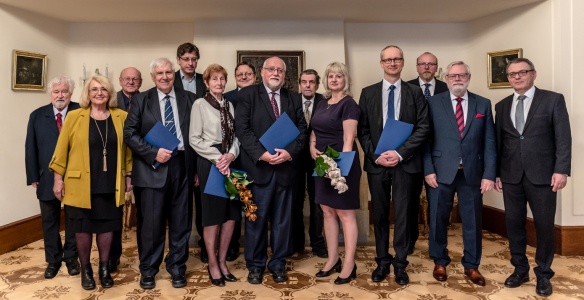 Společné foto členů Etické komise a oceněných účastníků třetího odboje, 26. listopadu 2019.