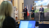 Premiér Andrej Babiš musel kvůli preventivním opatřením řídit jednání vlády opět jen videokonferenčně, 5. října 2020.