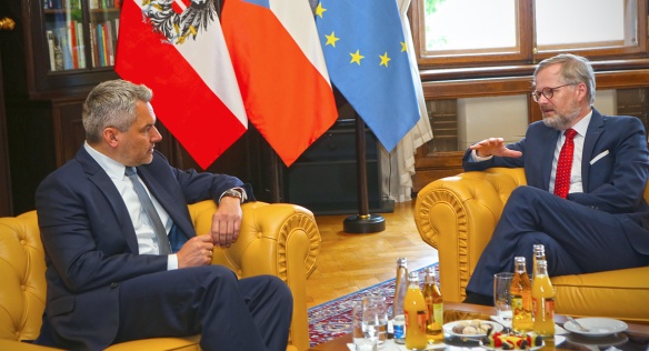Tématem jednání českého premiéra Petra Fialy a rakouského kancléře Karla Nehammera byly hlavně důsledky ruské agrese na Ukrajině, 17. května 2022.
