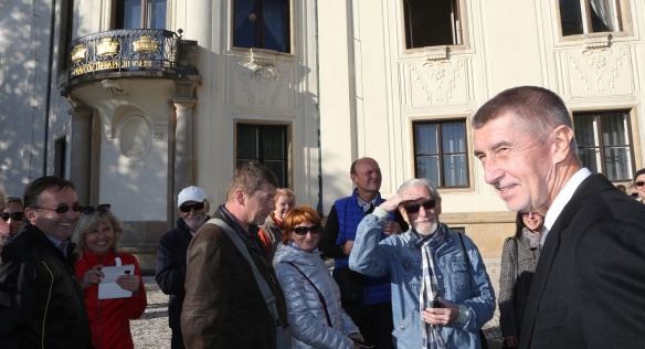 Premiér Andrej Babiš s návštěvníky u Kramářovy vily, 28. října 2019.