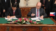 Premiér Sobotka společně s prezidentem spol. Hyundai Mobis Myung-Chul Chungem podepsal 29. července 2014 druhou nejvyšší investici v ČR.