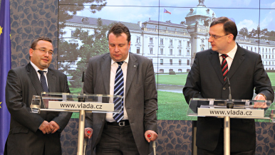 Ministr školství Josef Dobeš, ministr průmyslu a obchodu Martin Kocourek a předseda vlády Petr Nečas, TK po jednání vlády 27. září 2011