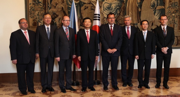 Premiér Sobotka společně s prezidentem spol. Hyundai Mobis Myung-Chul Chungem podepsal 29. července 2014 druhou nejvyšší investici v ČR.