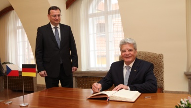 Prime Minister Petr Nečas has met with German President Joachim Gauck who paid his first working visit to the Czech Republic on 10 October 2012.