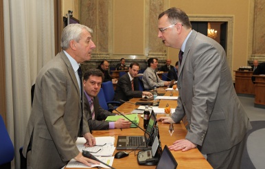 Ministr zdravotnictví Leoš Heger a premiér Petr Nečas před jednáním vlády, 14. listopadu 2012