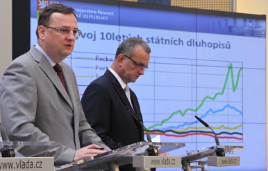 Předseda vlády Petr Nečas a ministr financí Miroslav Kalousek na tiskové konferenci po jednání vlády, 19. července 2012 