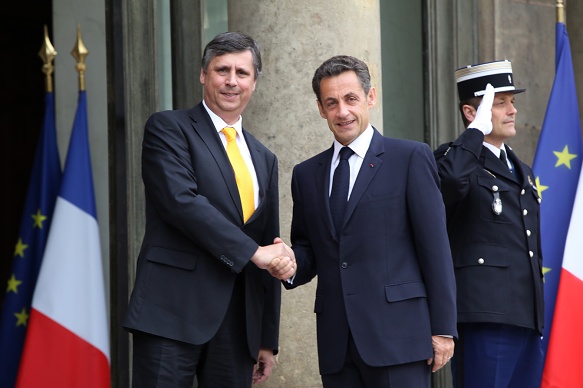 Francouzský prezident Nicolas Sarkozy vítá českého premiéra a předsedy Rady EU Jana Fischera, 12. 6. 2009