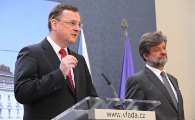 Předseda vlády Petr Nečas a ministr vnitra Jan Kubice na tiskové konferenci po jednání vlády, 25. července 2012