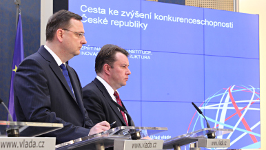 TK k zavádění strategie konkurenceschopnosti, premiér Petr Nečas a ministr průmyslu a obchodu Martin Kocourek, 20. října 2011