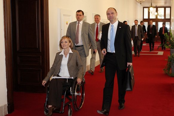 Ministři přicházejí na zasedání vlády. Foto: Archiv Úřadu vlády ČR, 20. dubna 2009