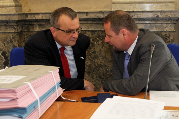 Ministr financí Miroslav Kalousek spolu s ministrem průmyslu a obchodu Martinem Římanem, 20. dubna 2009