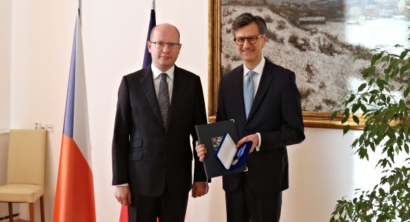 Premiér Bohuslav Sobotka přijal velvyslance Francouzské republiky v České republice Jeana-Pierra Asvazadouriana, 8. září 2016. 