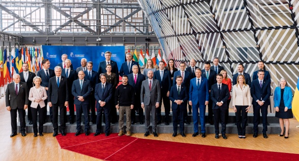 Společné foto z jednání Evropské rady 9. února 2023, kterého se zúčastnil i ukrajinský prezident Zelenskyj.