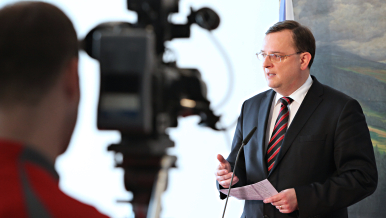 Premiér Petr Nečas vyzval odboráře, aby se vrátili k jednacímu stolu
