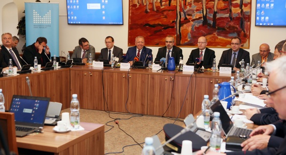 Předseda vlády Bohuslav Sobotka a ministr vnitra Milan Chovanec představili první výsledky Auditu národní bezpečnosti, 12. Května 2016.