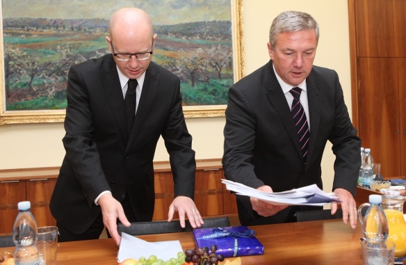 V rámci 2. bilanční cesty se premiér Bohuslav Sobotka setkal s ministrem dopravy Antonínem Prachařem, 10. července 2014.