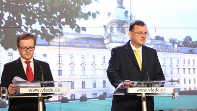 Ministr Petr Mlsna a premiér Petr Nečas na tiskové konferenci po jednání vlády krátce před půlnocí 12. června 2013.