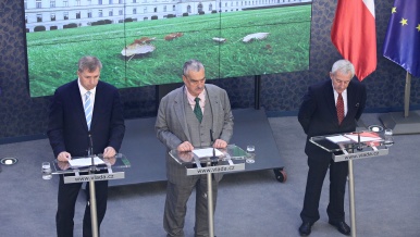 Petr Bendl, Karel Schwarzenberg a Leoš Heger na tiskové konferenci po jednání vlády, 31. října 2012 