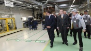 Předseda vlády B. Sobotka s ministrem průmyslu a obchodu J. Mládkem při návštěvě HITACHI v pátek 16. května 2014.