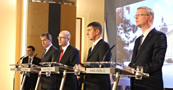 Premiér Bohuslava Sobotka a ministři na tiskové konferenci po prvním jednání vlády 29. ledna 2014.