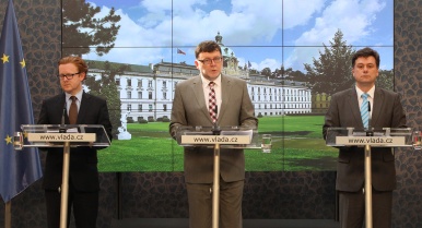 Ministři Petr Mlsna, Zbyněk Stanjura a Pavel Blažek na tiskové konferenci po jednání vlády 19. června 2013
