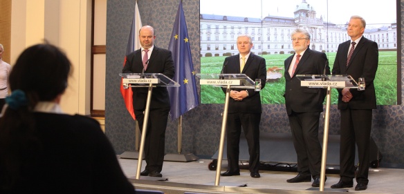 Ministr obrany Pecina, premiér Rusnok, ministr zdravotnictví Holcát a ministr vnitra Picek na tiskové konferenci po jednání vlády 20. listopadu 2013.