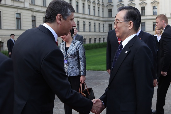 Český premiér Jan Fischer a čínský premiér Wen Jiabao (Wen Ťia-pao) se vítají na Úřadu vlády ČR, 20. května 2009