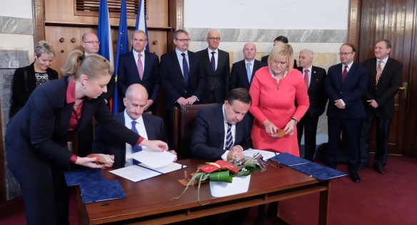 Premiér Sobotka se zúčastnil podpisu dohody o investici mezi Vládou ČR a společností General Electric, 20. října 2016. Foto: MPO.