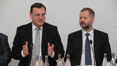 Premiér Petr Nečas a rektor UK Václav Hampl na zasedání České konference rektorů, 17. února 2012