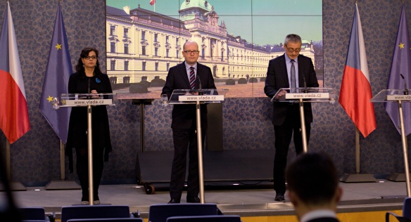 Tisková konference po jednání vlády 21. března 2016.