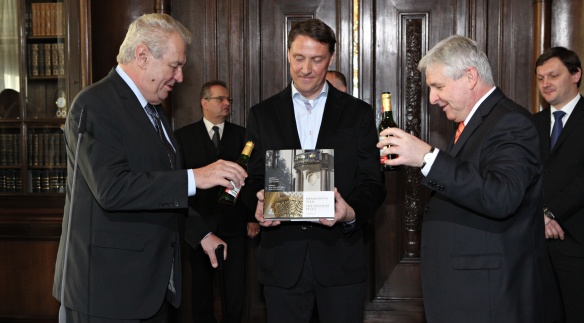 Premiér a prezident pokřtili 16. prosince 2013 knihu Herberta Slavíka Kramářova vila – Rezidence předsedy vlády České republiky.