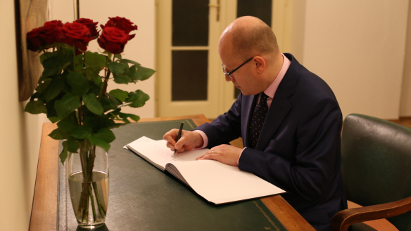 Premiér Sobotka kondoloval velvyslankyni Belgického království v ČR Gustinové a připojil svůj podpis do kondolenční knihy, 23. března 2016.