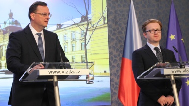 Premiér Petr Nečas a ministr Petr Mlsna na tiskové konferenci po jednání vlády, 16. ledna 2013 