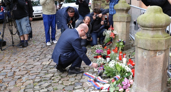 Předseda vlády Bohuslav Sobotka uctil památku obětí teroristického útoku v Nice, 15. července 2016.