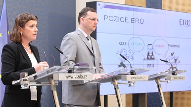 Předsedkyně ERÚ Alena Vitásková a premiér Petr Nečas na společné tiskové konferenci