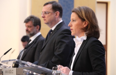 Ministr vnitra Jan Kubice, premiér Petr Nečas a místopředsedkyně vlády Karolina Peake, tisková konference po jednání vlády 29. února 2012