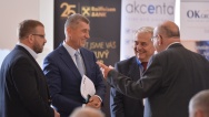 Andrej Babiš předává cenu Asociace exportérů za celoživotní přínos českému exportu Petru Hrdličkovi, 14. června 2018.