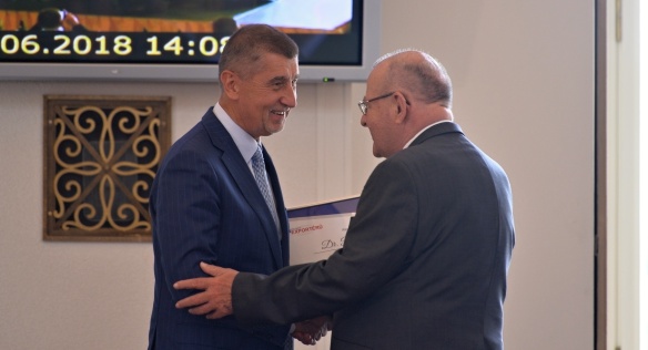 Andrej Babiš předává cenu Asociace exportérů za celoživotní přínos českému exportu Petru Hrdličkovi, 14. června 2018.