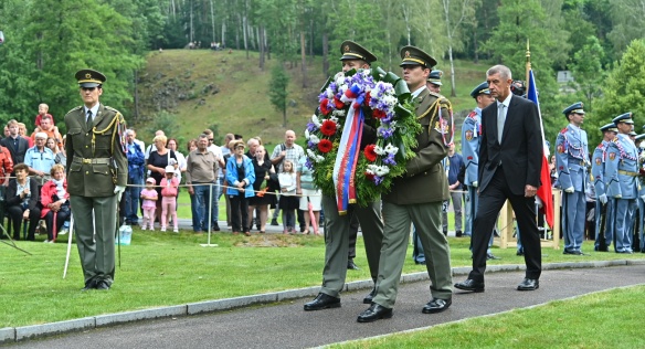 Premiér Andrej Babiš uctil u příležitosti 77. výročí vypálení osady Ležáky nacisty památku jejich obyvatel, 23. června 2019.