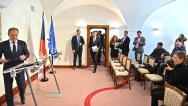 Premiér Andrej Babiš se před Hrzánským palácem loučí s předsedou Evropské rady Donaldem Tuskem, 8. května 2019.