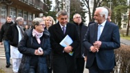 Předseda vlády v Královéhradeckém kraji navštívil Fakultní nemocnici a prohlédl si stavbu dálnice D11