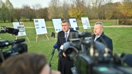 Premiér Babiš v Průhonicích otevřel Stezku sucha, která pomáhá najít správné stromy do vyprahlých měst