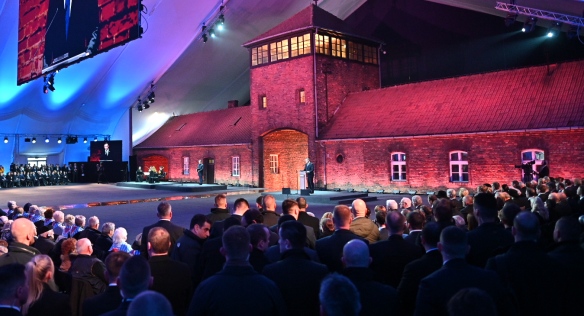 Premiér Babiš v Osvětimi uctil památku obětí holocaustu, 27. ledna 2020.