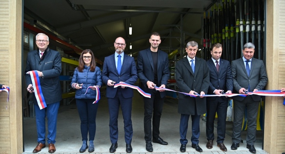 Premiér s ministrem školství, mládeže a tělovýchovy otevřeli loděnici v Brandýse nad Labem, 16. května 2019. Foto: MŠMT