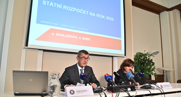 Premiér Andrej Babiš a místopředsedkyně vlády a ministryně financí Alena Schillerová představují rozpočet na rok 2020, 20. května 2019.