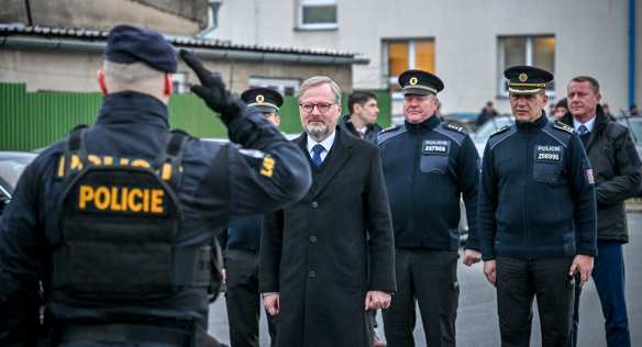 Premiér Petr Fiala během návštěvy pohotovostní motorizované jednotky V Praze, 24. ledna 2023.