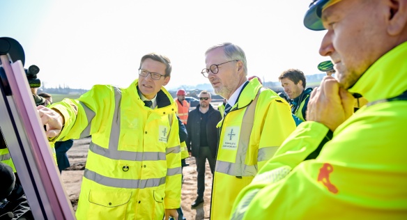 Ministr dopravy Martin Kupka seznamuje premiéra Petra Fialu s detaily stavby úseku D35 Hořice–Sadová, 13. března 2024.