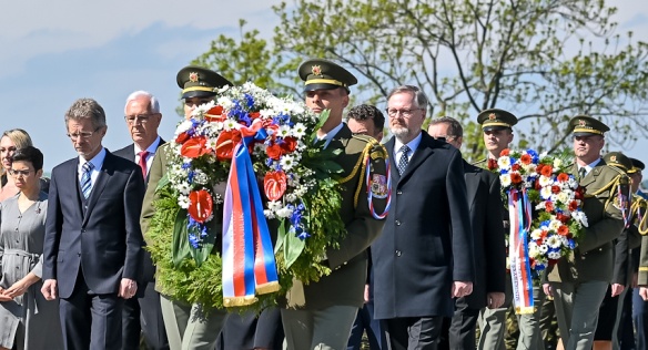 Premiér Petr Fiala při pietním aktu na pražském Vítkově u příležitosti Dne vítězství, 8. května 2023.