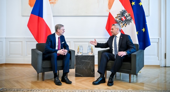 Jednání delegací tradičně předcházela krátká schůzka rakouského kancléře Karla Nehammera a českého premiéra Petra Fialy, 4. prosince 2023.