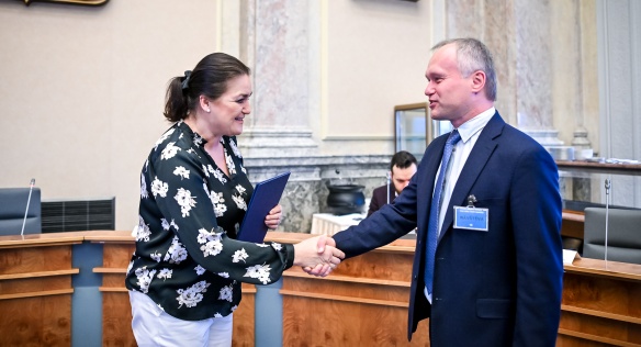 Ministryně pro vědu, výzkum a inovace Helena Langšádlová předává ekonomovi Josefu Švejdovi jmenovací dekret člena RVVI, 23. února 2024.